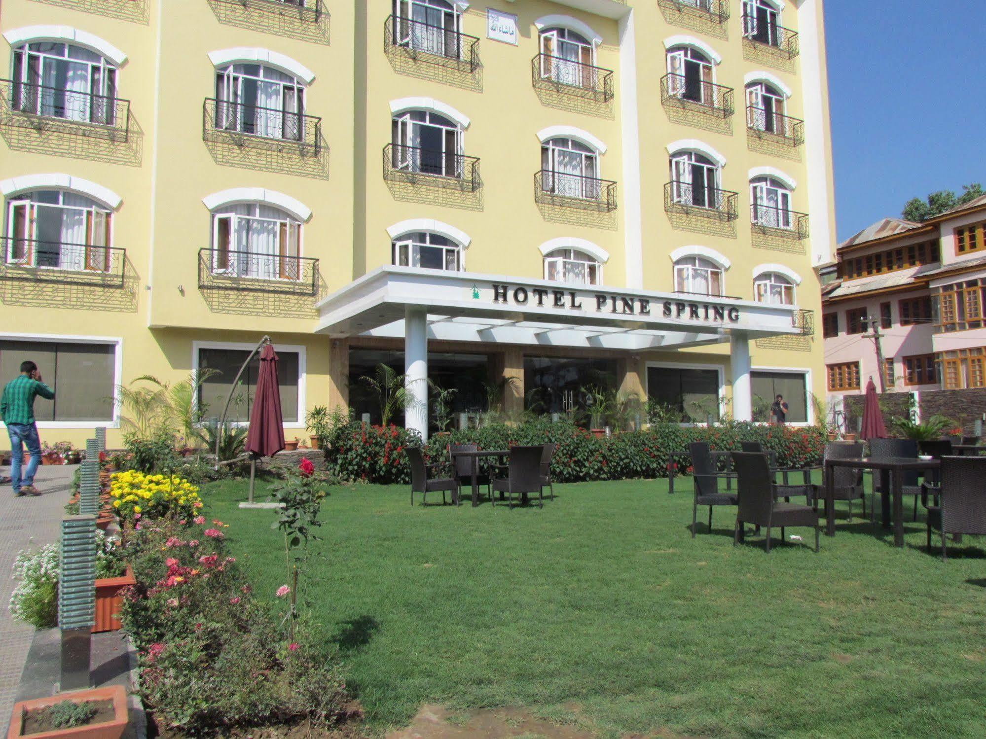 Hotel Pine Spring Wazir Bagh Srīnagar 외부 사진