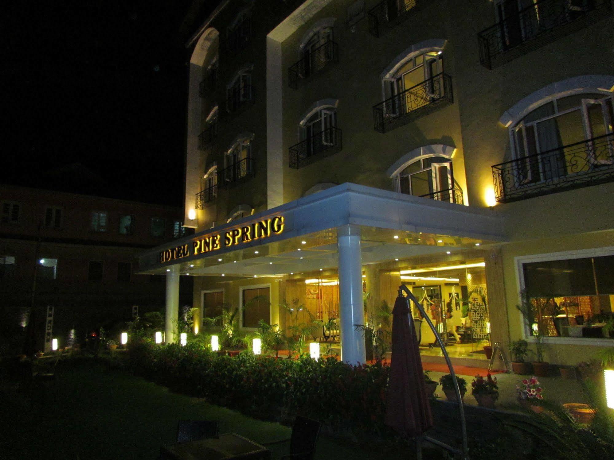 Hotel Pine Spring Wazir Bagh Srīnagar 외부 사진
