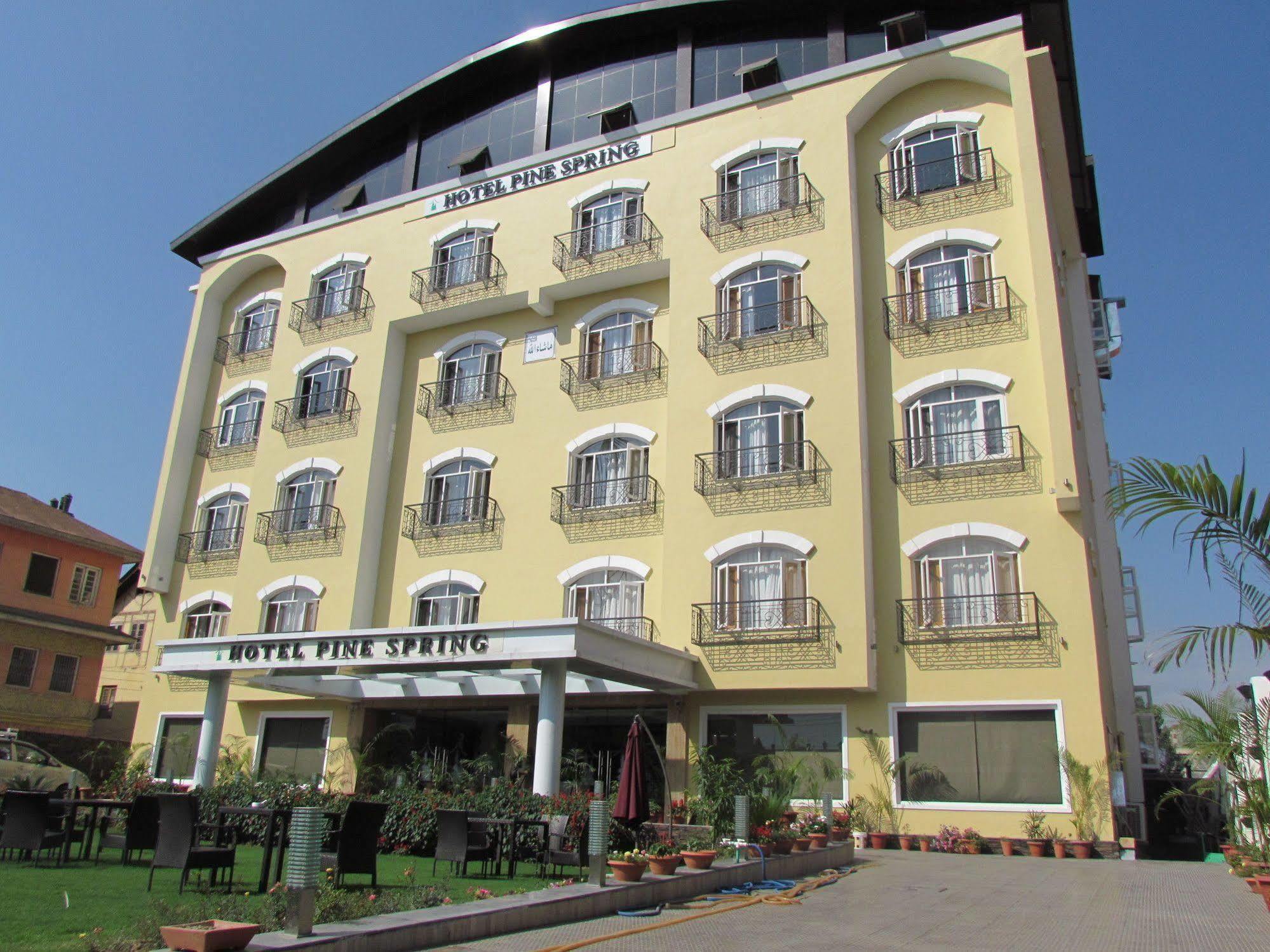 Hotel Pine Spring Wazir Bagh Srīnagar 외부 사진