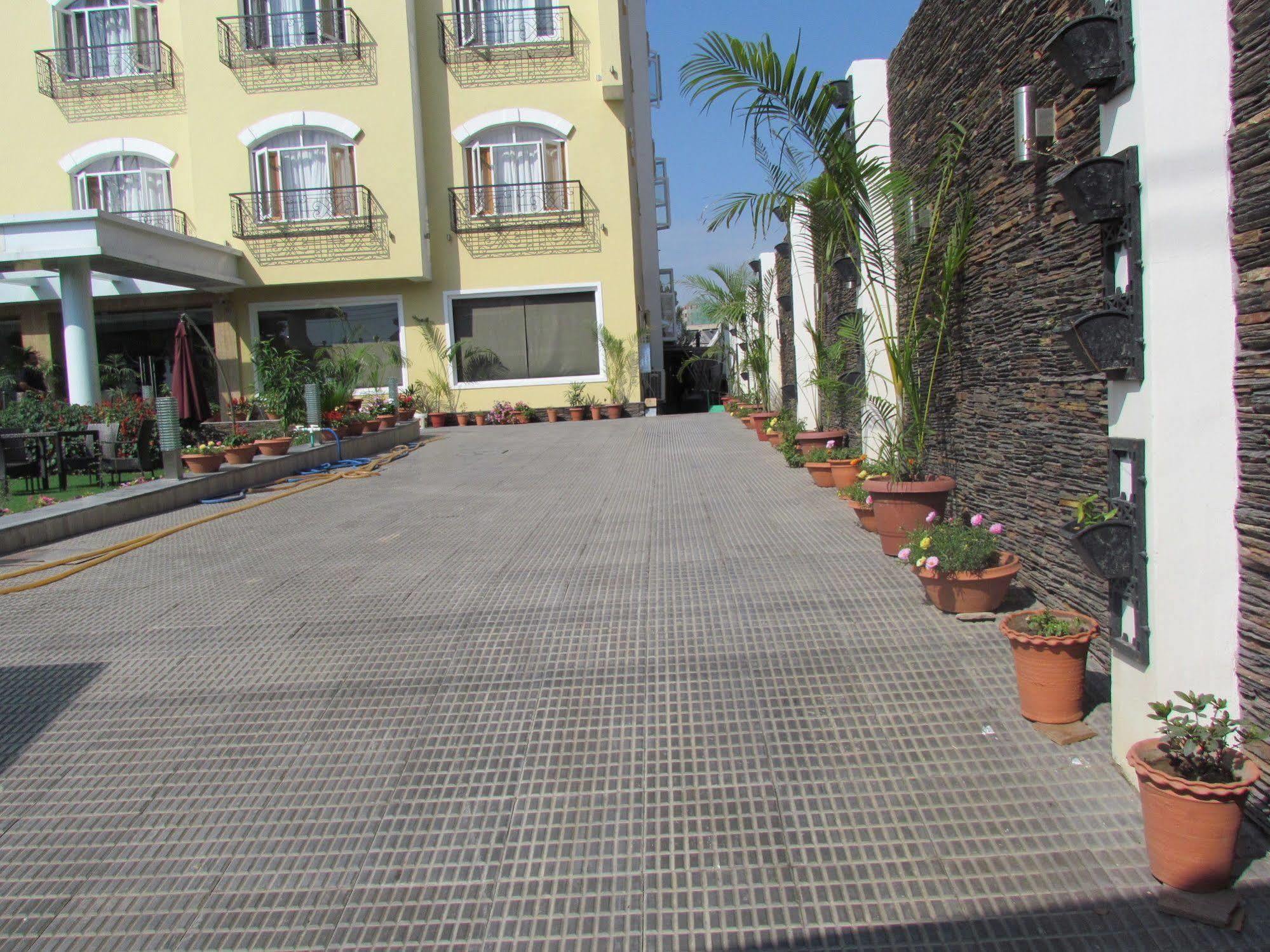 Hotel Pine Spring Wazir Bagh Srīnagar 외부 사진
