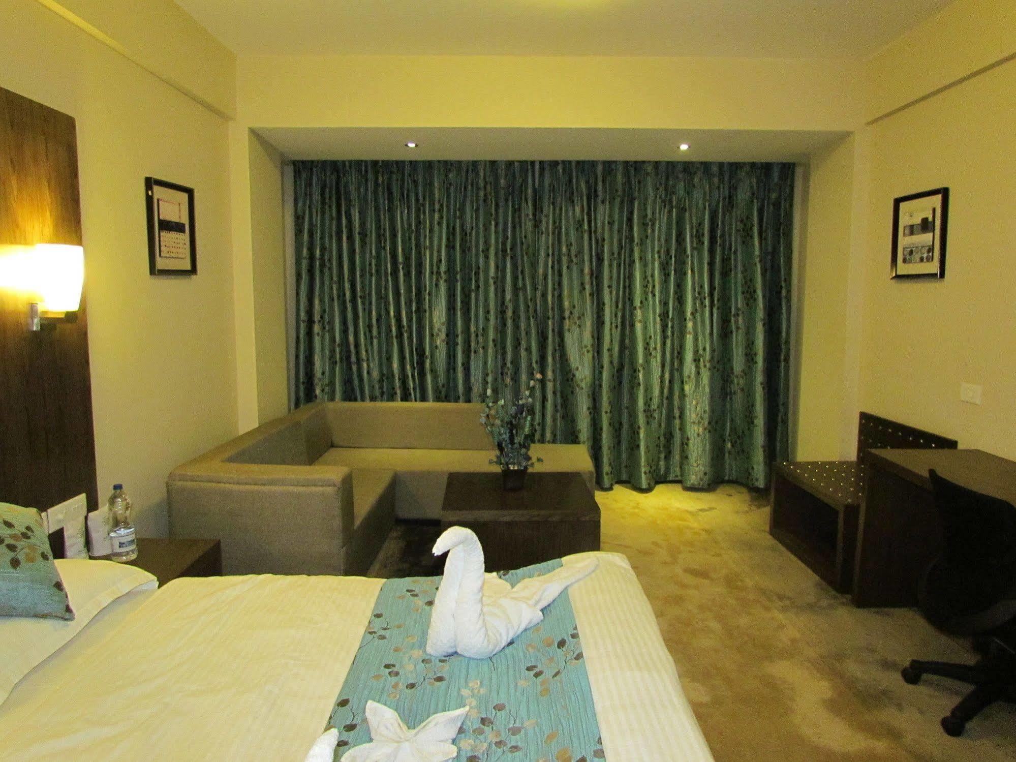 Hotel Pine Spring Wazir Bagh Srīnagar 외부 사진